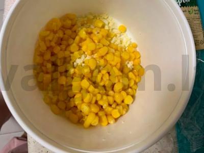 Salotos su tunu, marinuotais agurkais ir kukurūzais Žingsnis 2