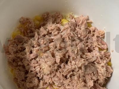 Salotos su tunu, marinuotais agurkais ir kukurūzais Žingsnis 3