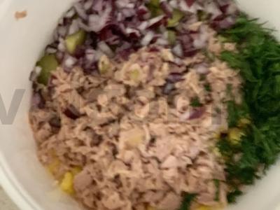 Salotos su tunu, marinuotais agurkais ir kukurūzais Žingsnis 4