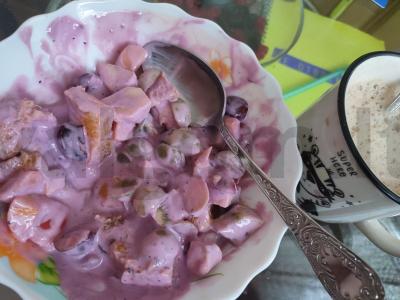 Vaisių salotos su jogurto padažu pagrindine nuotrauka