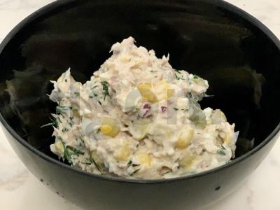 Salotos su tunu, marinuotais agurkais ir kukurūzais pagrindine nuotrauka