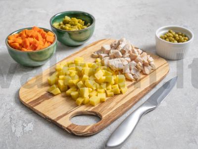 Olivje salotas be majonezo su jogurtu ir vištiena Žingsnis 1