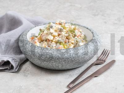 Olivje salotas be majonezo su jogurtu ir vištiena pagrindine nuotrauka