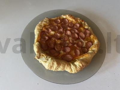 Rudai ir traški pica su Vienos dešrelėmis namuose pagrindine nuotrauka