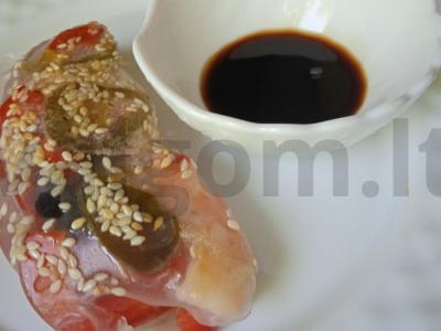 Vietnamietiškas ritinys su paprikomis, krevetėmis, alyvuogėmis ir jalapeño pagrindine nuotrauka