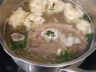 Jautienos sultinys su sūrio kukuliais pagrindine nuotrauka