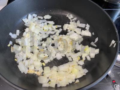 Jautienos troškinys su marinuotais agurkais Žingsnis 1