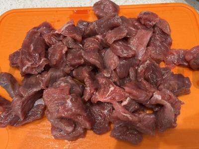 Jautienos troškinys su marinuotais agurkais Žingsnis 3