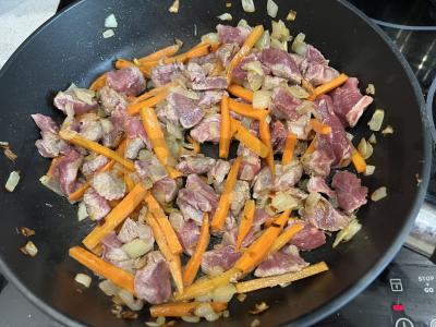 Jautienos troškinys su marinuotais agurkais Žingsnis 4