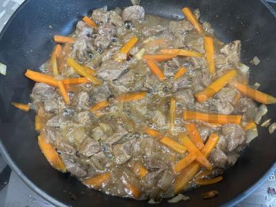 Jautienos troškinys su marinuotais agurkais Žingsnis 5