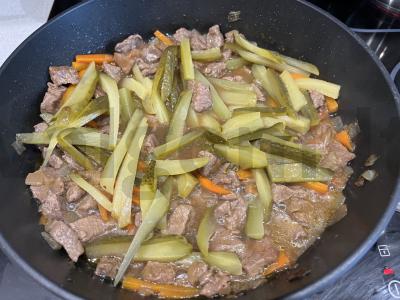 Jautienos troškinys su marinuotais agurkais Žingsnis 6