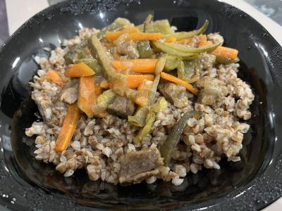 Jautienos troškinys su marinuotais agurkais pagrindine nuotrauka