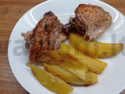 Vištiena su bulvėmis orkaitėje pagrindine nuotrauka