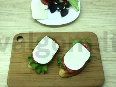 Krustingi tostai su Adygei sūriu Žingsnis 3