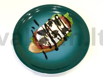 Krustingi tostai su Adygei sūriu pagrindine nuotrauka