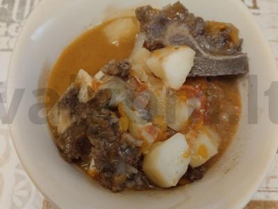 Jautienos troškinys su bulvėmis pagrindine nuotrauka