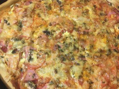 Pica su dešra ir grybais pagrindine nuotrauka