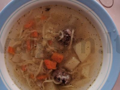 Nudų sriuba su mėsos kukuliais pagrindine nuotrauka