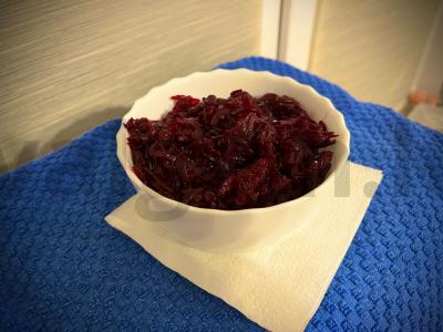 Naudingas salotas-papildas iš virtų burokėlių pietums pagrindine nuotrauka