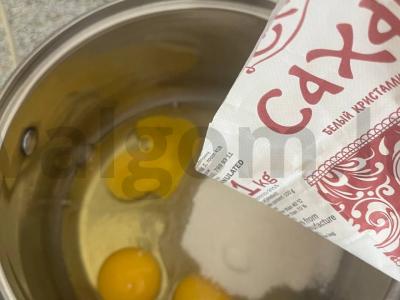 Super klasikiniai morkų keksiukai su firminiu kremu Žingsnis 1