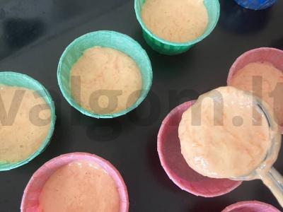 Super klasikiniai morkų keksiukai su firminiu kremu Žingsnis 6