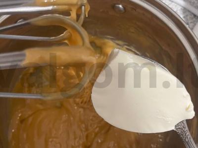 Super klasikiniai morkų keksiukai su firminiu kremu Žingsnis 8