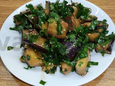 Marinuoti baklažanai su žolelėmis pagrindine nuotrauka