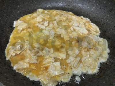 Sotūs lavašo, kiaušinių ir sūrio blynas pusryčiams Žingsnis 3