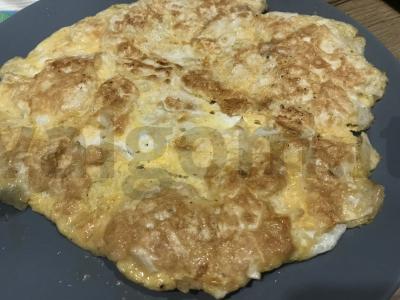 Sotūs lavašo, kiaušinių ir sūrio blynas pusryčiams Žingsnis 4