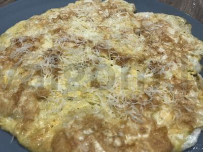 Sotūs lavašo, kiaušinių ir sūrio blynas pusryčiams pagrindine nuotrauka