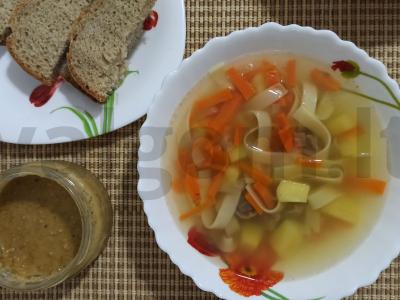 Sriuba su kiaušinių makaronais ir daržovėmis pagrindine nuotrauka