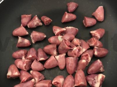 Vištienos širdelės grietinėlės padaže Žingsnis 1