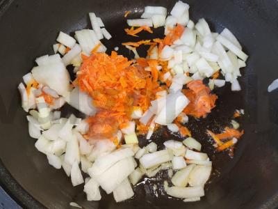 Aštrus ryžiai su paprikomis, pomidorais ir žolelėmis Žingsnis 3