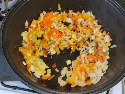 Aštrus ryžiai su paprikomis, pomidorais ir žolelėmis Žingsnis 4