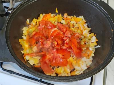 Aštrus ryžiai su paprikomis, pomidorais ir žolelėmis Žingsnis 5