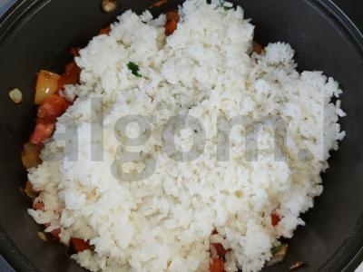 Aštrus ryžiai su paprikomis, pomidorais ir žolelėmis Žingsnis 7