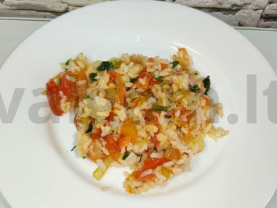 Aštrus ryžiai su paprikomis, pomidorais ir žolelėmis pagrindine nuotrauka