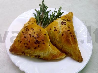 Krištoliniai trikampiai su vištienos kepenėlėmis pagrindine nuotrauka