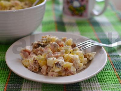 Salotas „Rūkyta“ su vištiena ir bulvėmis pagrindine nuotrauka