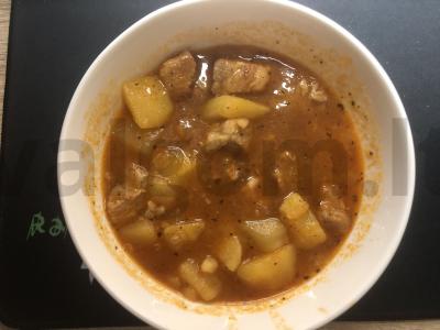 Troškinta bulvė su kiauliena ir pomidorų pasta pagrindine nuotrauka