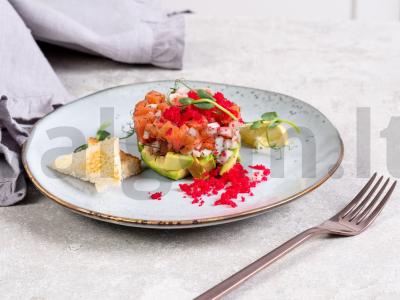 Lengvas lašišos tartaras su avokadu pagrindine nuotrauka