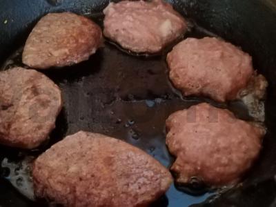 Kepeninė kotletai su ryžiais Žingsnis 3