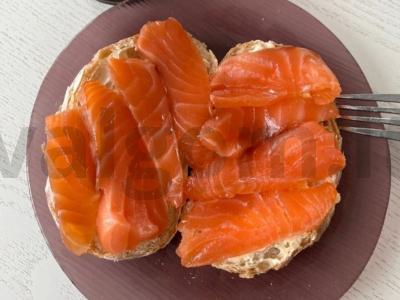 Sumuštiniai su raudona žuvimi. pagrindine nuotrauka