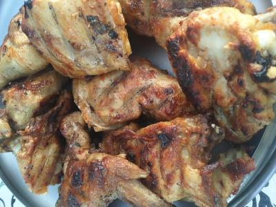 Skani vištiena ant grilio su garstyčių marinatų pagrindine nuotrauka