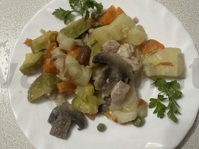 Troškinti daržovės su vištiena ir grybais vakarienei pagrindine nuotrauka