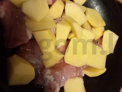 Keptas kiaulienos, bulvių ir kiaušinio patiekalas Žingsnis 1