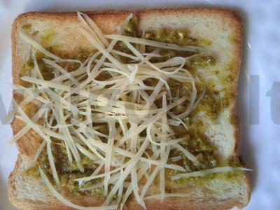 Tostai su pesto padažu, parmezanu ir karibų mišiniu Žingsnis 2