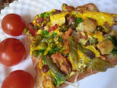 Tostai su pesto padažu, parmezanu ir karibų mišiniu pagrindine nuotrauka