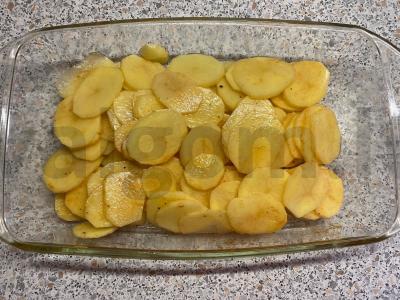 Sluoksniuota vištienos faršo ir bulvių apkepas Žingsnis 1