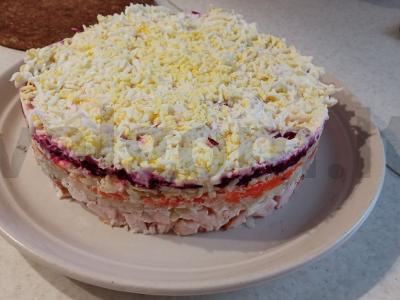 Vištiena po daržovių ir sūrio apsiaustu pagrindine nuotrauka